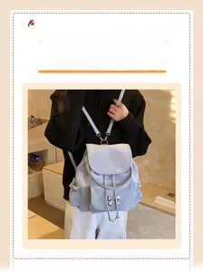 Vue détaillée du nœud argenté et de la texture mate du tissu sur le sac à dos