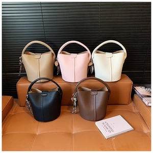 Détails du sac seau en cuir grainé disponible en cinq coloris élégants et variés