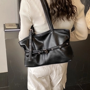Vue arrière du sac cabas rétro en cuir PU noir avec détails d'oeillets sur l'épaule