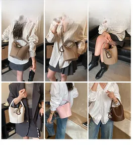 Collage de sacs seaux pour femmes en diverses couleurs portés en bandoulière et à la main