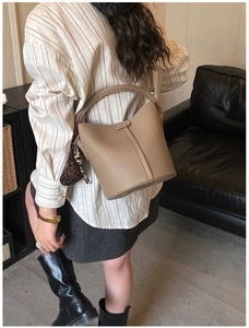 Sac seau en cuir kaki avec texture grainée et breloque élégante à imprimé léopard