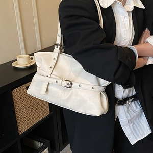 Détail du sac à bandoulière plissé blanc crème avec œillets métalliques rétro et boucle