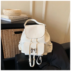 Détail d'un sac à dos en PU blanc cassé avec cordon de serrage et boucle en métal argenté