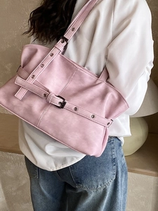 Sac à bandoulière plissé rose vintage avec sangles à œillets et style punk