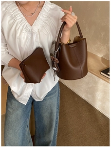 Détail de l'ensemble sac seau en cuir marron avec pendentif imprimé léopard