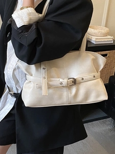 Sac à épaule vintage en cuir crème avec boucles décoratives et texture plissée