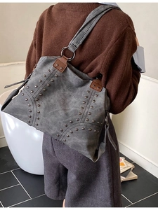 Sac cabas gris rétro en toile avec clous métalliques et bandoulière de style punk