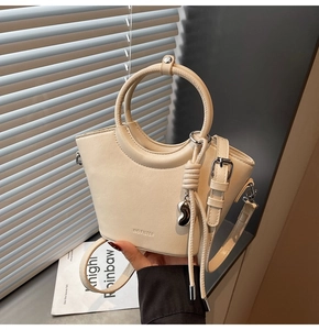 Détail du mini sac seau crème avec poignée ronde et texte embossé NO FILTER