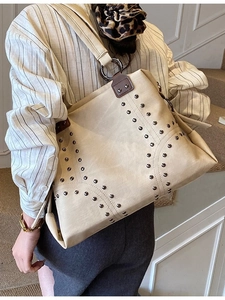 Sac fourre-tout rétro en toile beige avec rivets métalliques et brides en cuir brun