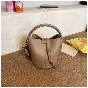 Vue détaillée du sac seau kaki avec cuir texturé litchi et bandoulière réglable