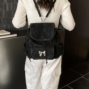 Détail du sac à dos noir mat avec un nœud en métal argenté et fermeture à cordon