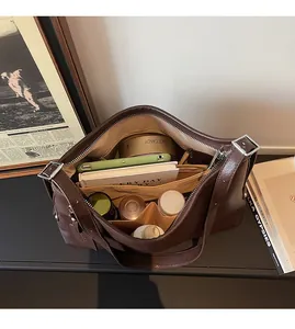 Détail de l'intérieur spacieux et de la fermeture éclair de ce grand sac cabas marron