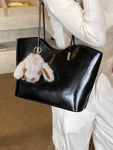 Grand sac cabas noir brillant minimaliste avec charm lapin en peluche pour femmes