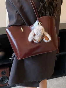Sac cabas minimaliste en cuir brillant rouge vin avec charmant lapin en peluche