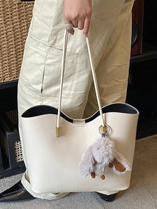 Sac fourre-tout crème minimaliste avec bord ondulé et accessoire lapin en peluche