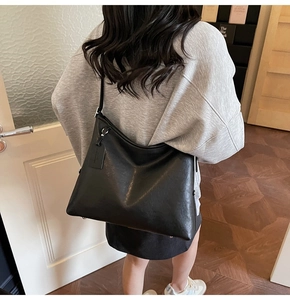 Grand sac cabas noir en cuir avec un design spacieux et une texture plissée élégante