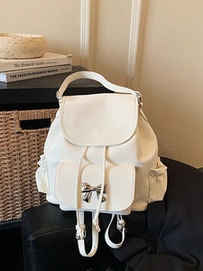 Sac à dos minimaliste en cuir blanc avec nœud métallique argenté et cordon de serrage