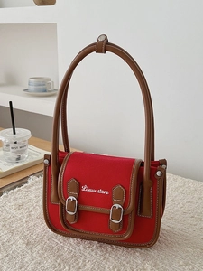 Sac bandoulière rétro en toile rouge avec garniture en cuir marron et boucles chic