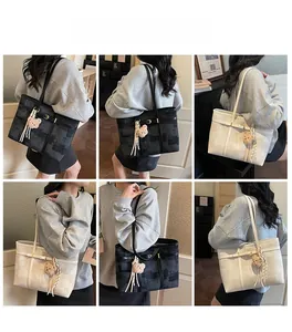 Modelo luciendo un bolso tote vintage de gran capacidad con patrón geométrico y oso