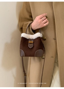 Détail du sac seau rétro en daim marron avec bordure en fausse fourrure blanche