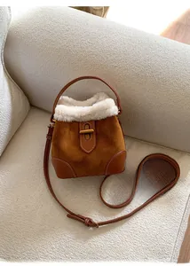 Détail de la garniture en fausse fourrure et de la texture en daim marron du sac seau