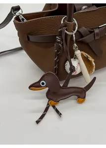 Detail eines Dackel-Lederanhängers mit Baseballelementen auf weißem Hintergrund