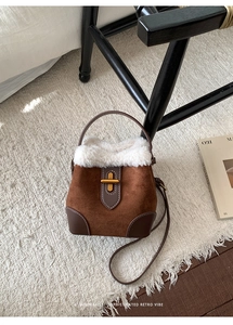 Détail du sac seau en daim pelucheux avec bordure en fourrure et fermoir doré