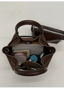 Innenansicht der dunkelbraunen Leder-Eimertasche mit großem Stauraum und Innentasche