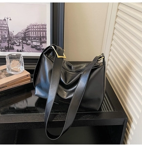 Detailansicht schwarze Hobo Tasche mit verstellbarem Gurt und goldener Metallschnalle
