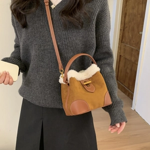 Sac seau en daim marron avec bordure en peluche blanche et bandoulière en cuir
