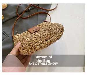 Detalle de la base tejida plana del bolso bandolera de paja caqui con ribete de cuero