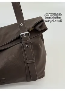 Detailansicht der verstellbaren Metallschnalle am braunen Vintage-Leder-Schultertasche