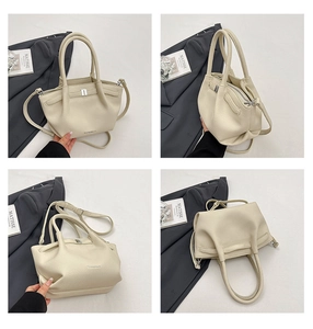 Vues détaillées du sac seau en cuir grainé crème montrant la texture et la structure