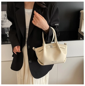 Détails du cuir grainé blanc crème et de l'élégante boucle métallique argentée