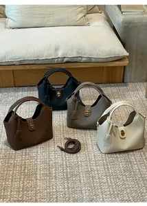 Detailansicht der Eimer-Taschen mit Litschi-Maserung in vier Farben und Gold-Drehverschluss