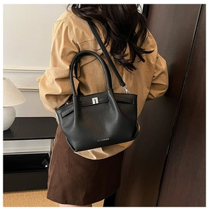 Vue détaillée d'un sac seau en cuir noir grainé avec des finitions en métal argenté élégant