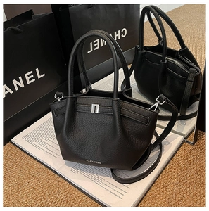 Détails du sac seau en cuir noir grainé avec boucle en métal argenté et bandoulière amovible