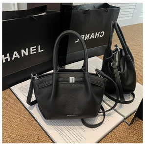 Détails du sac à main en cuir noir à motif litchi avec logo métallique et boucles argentées