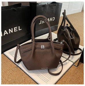 Détail du sac cabas en cuir marron foncé avec boucle argentée et texture grainée lychee