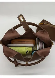 Großer Innenraum der braunen Beuteltasche aus Leder mit Platz für tägliche Utensilien