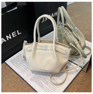 Gros plan du sac fourre-tout en cuir grainé blanc crème avec des détails élégants