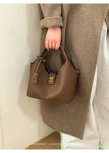 Detailansicht der kaffeebraunen Ledertasche mit elegantem goldenem Metalldrehverschluss