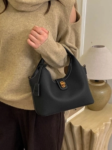 Elegante schwarze Eimer-Tasche aus Lychee-Leder mit goldener Hardware im Lifestyle-Set