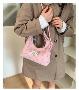 Sac bandoulière rose à pois avec doublure rayée et patch décoratif à bouton en forme de cœur