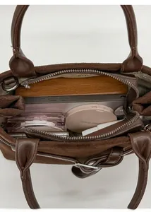 Draufsicht der braunen Wildledertasche mit geräumigem Innenraum und Alltagsutensilien