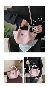 Détail du sac seau en cuir grainé rose avec fermoir argenté et bandoulière
