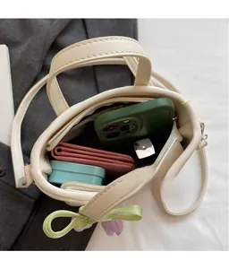 Vue de dessus montrant l'intérieur spacieux du sac seau crème avec des accessoires
