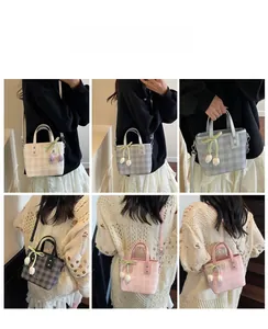Vue détaillée de mini sacs à carreaux en quatre couleurs avec pendentifs tulipes et bandoulière