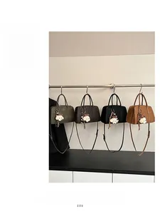 Détails de sacs cabas en similicuir mat en quatre couleurs avec breloques de chien