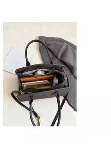 Vue détaillée de l'intérieur du grand sac cabas gris foncé avec plusieurs compartiments